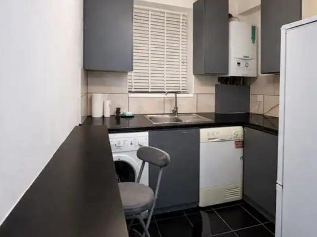 Room for rent in Chingford Mount, Highams Park