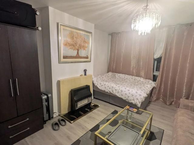 Room for rent in Chingford Mount, Highams Park