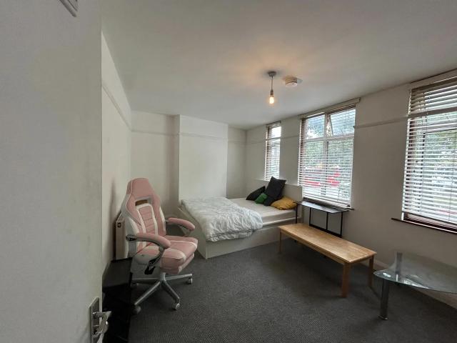 Room for rent in London Borough of Ealing, Greenford