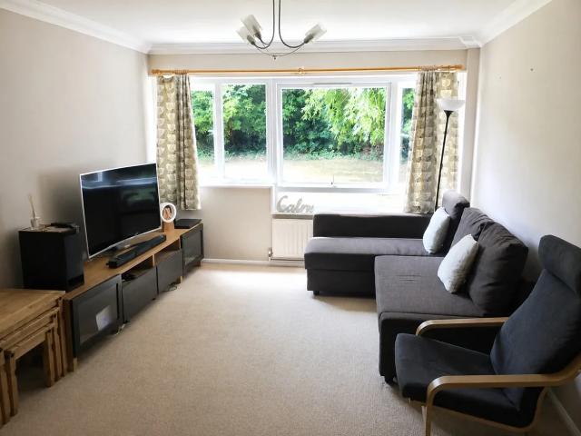 Room for rent in London Borough of Croydon, Purley