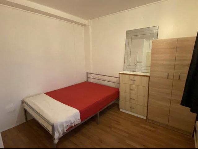 Room for rent in Poplar Grove, Greater London