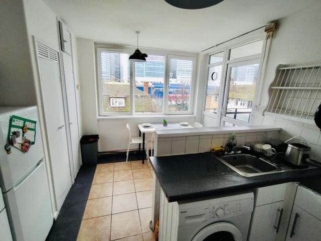 Room for rent in Poplar Grove, Greater London