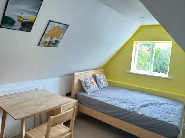 Room for rent in Red Hill, Surrey
