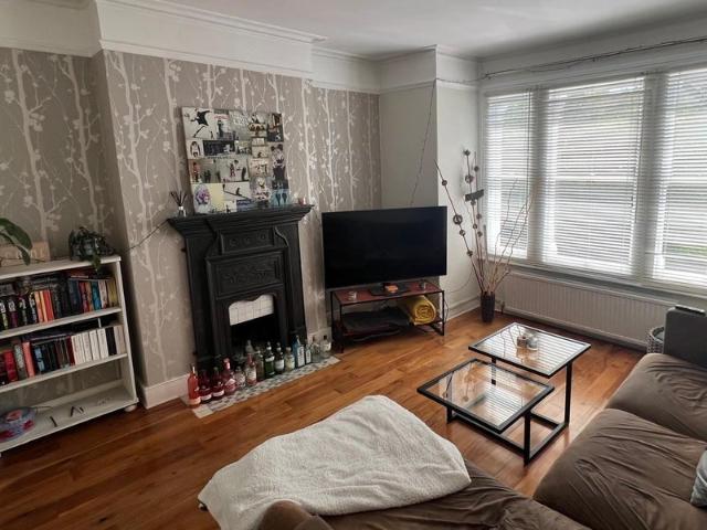 Room for rent in Summerstown, Greater London