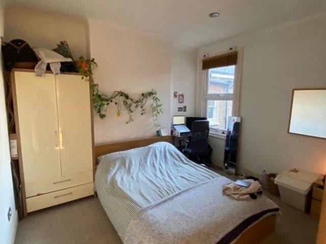 Room for rent in Summerstown, Greater London