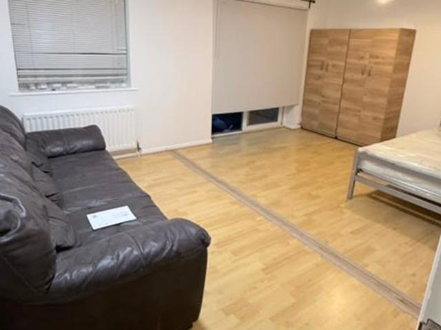 Room for rent in London Borough of Croydon, Purley