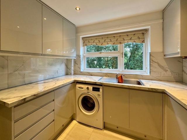 Room for rent in London Borough of Merton, Raynes Park
