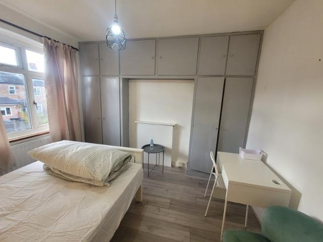 Room for rent in London Borough of Merton, Mitcham