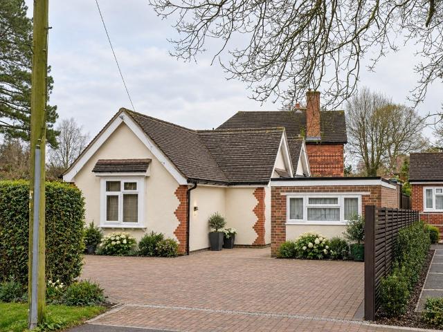 Room for rent in Meath Green, Reigate and Banstead