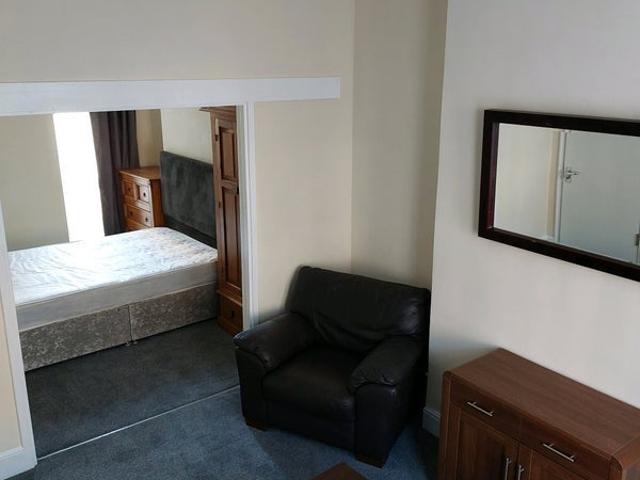 Room for rent in Pengam Green, Falcon Lodge