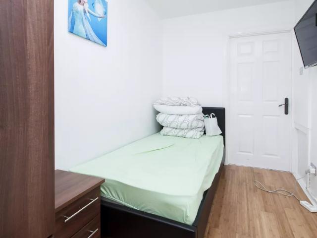 Room for rent in Roehampton, Greater London
