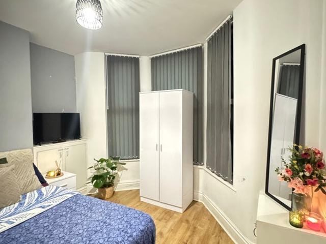 Room for rent in Stoneycroft, Calderstones