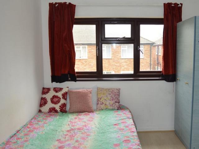 Room for rent in Mill Meads, Greater London