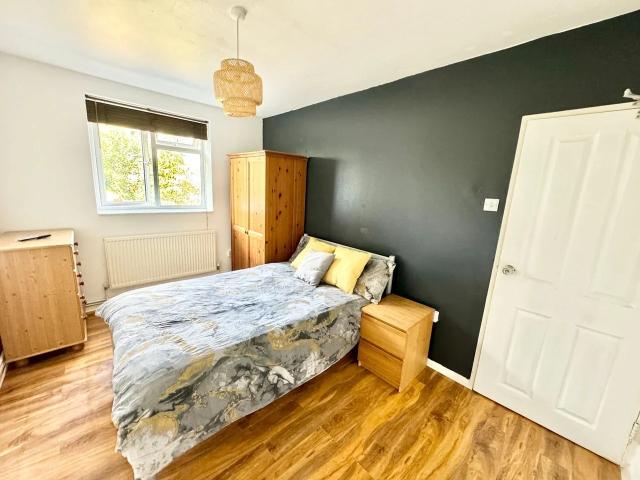 Room for rent in Southfields, Greater London