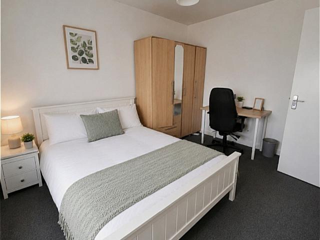 Room for rent in Elm Park, Greater London