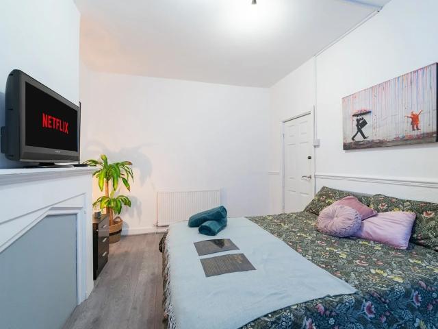 Room for rent in Cabbage Hall, Calderstones