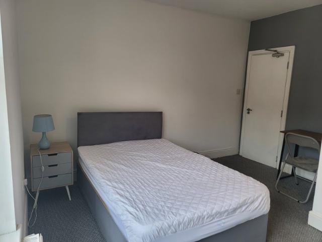 Room for rent in Chilvers Coton, Camp Hill