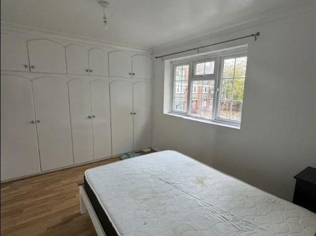 Room for rent in Summerstown, Greater London