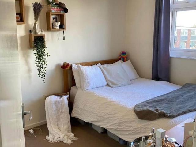Room for rent in Summerstown, Greater London