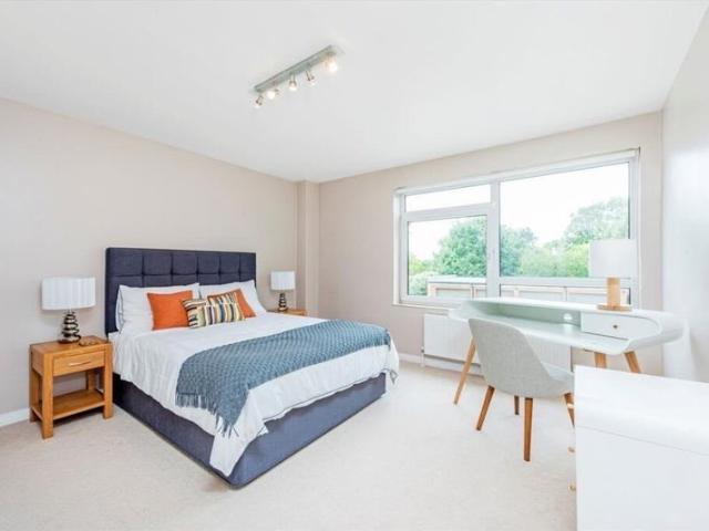 Room for rent in London Borough of Merton, Raynes Park
