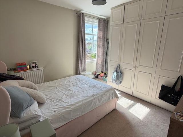 Room for rent in Summerstown, Greater London