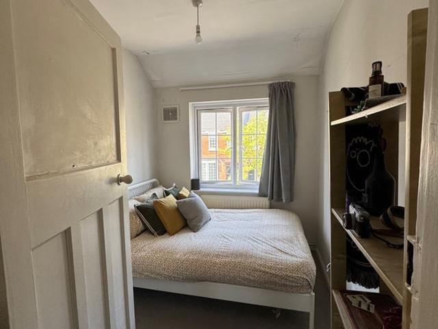 Room for rent in Summerstown, Greater London