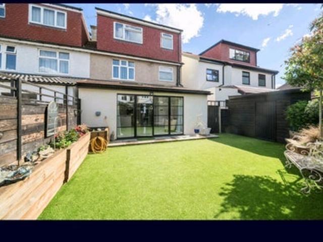 Room for rent in London Borough of Merton, Raynes Park