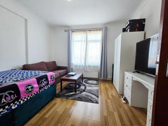 Room for rent in London Borough of Ealing, Greenford