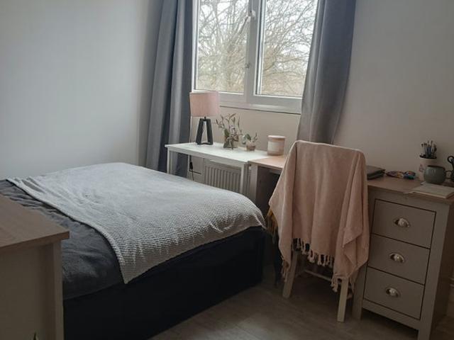 Room for rent in York Road Estate, Greater London