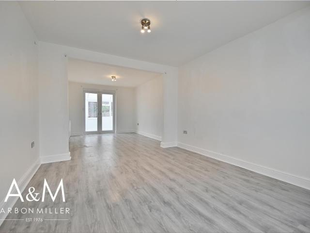 Room for rent in Clayhall, Greater London