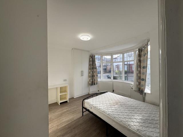 Room for rent in Greenhill, Greater London