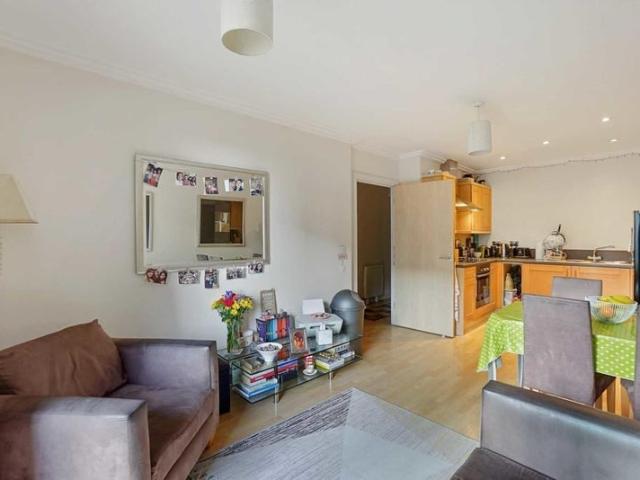 Room for rent in London Borough of Ealing, Park Royal