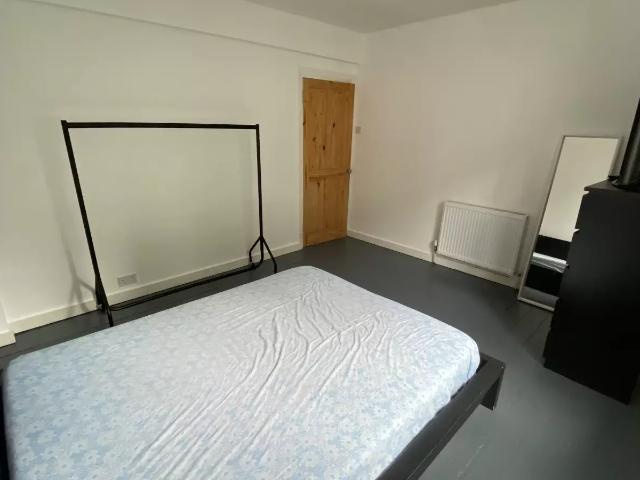 Flat for rent in Furzedown, Greater London