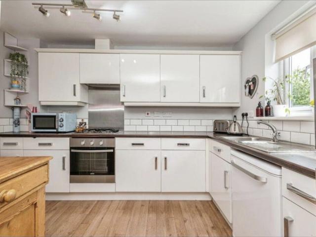 Room for rent in Thorpe-on-the-Hill, Leeds