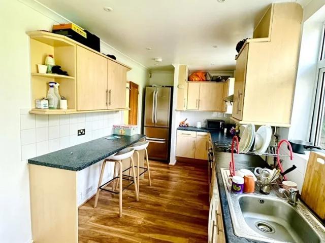 Room for rent in London Borough of Merton, Raynes Park