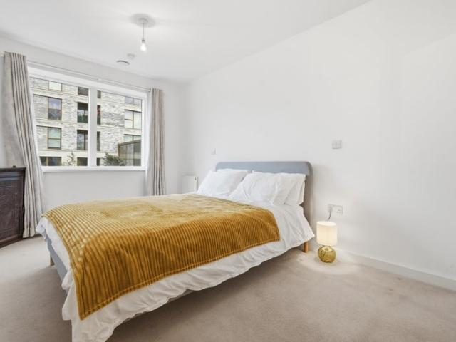 Room for rent in Hale End, Greater London