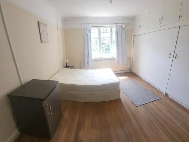 Room for rent in London Borough of Croydon, Purley