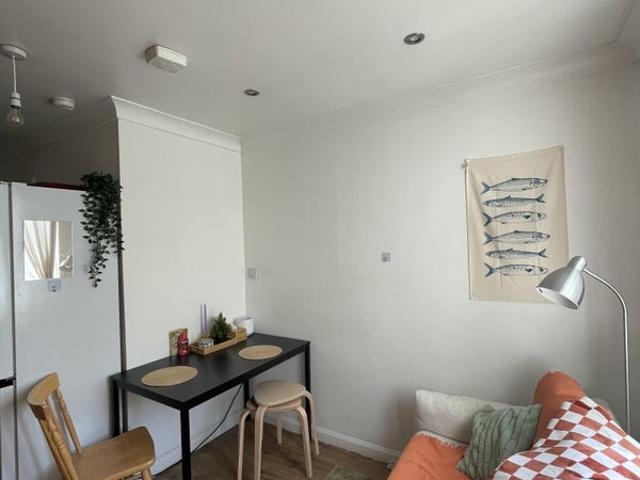 Room for rent in London Borough of Ealing, Park Royal