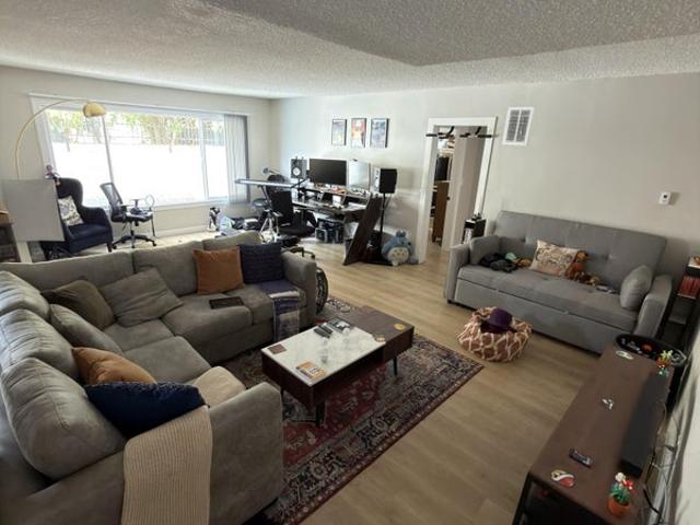 Room for rent in Canoga Park, California
