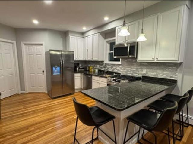 Room for rent in Mount Vernon Street Historic District, Somerville