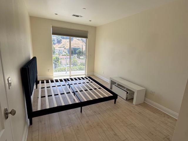 Room for rent in Woodland Hills-Warner Center Neighborhood Council District, Canoga Park