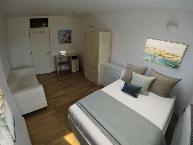Room for rent in Brompton, Greater London