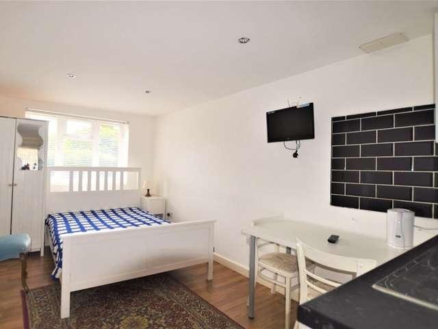 Room for rent in Middle Park, Greater London