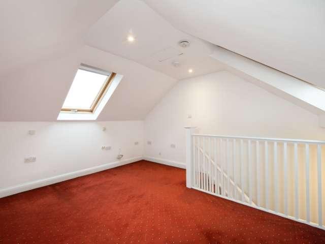 Room for rent in London Borough of Merton, Merton Park