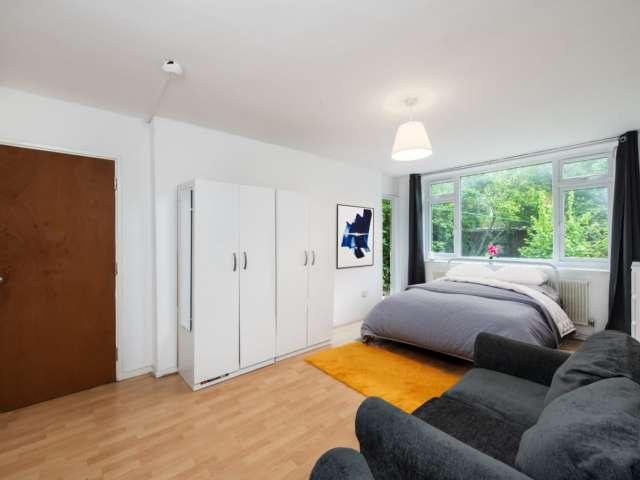 Room for rent in Nine Elms, Greater London