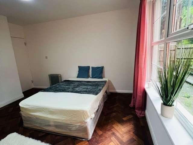 Room for rent in London Borough of Merton, Greater London