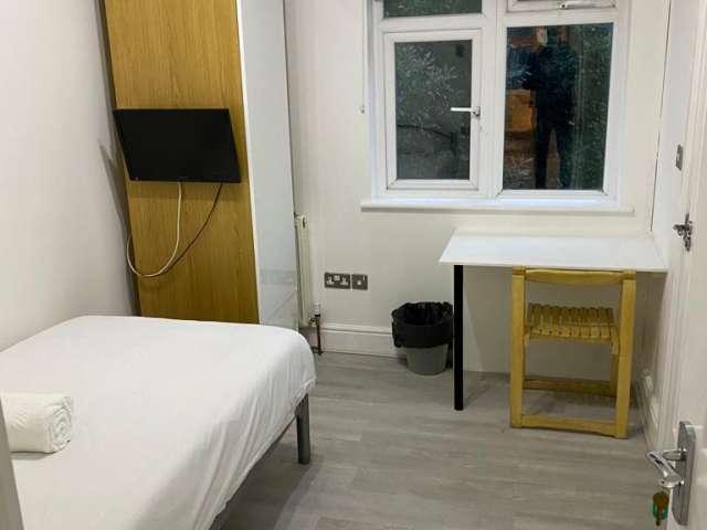 Room for rent in London Borough of Merton, Mitcham