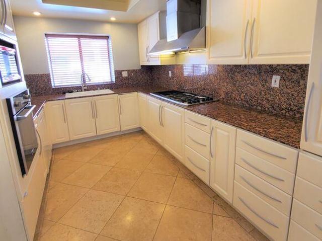 Room for rent in Canoga Park, California