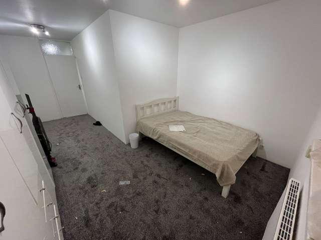 Room for rent in London Borough of Merton, Merton Park