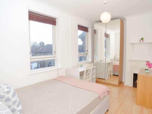 Room for rent in North Kensington, Greater London